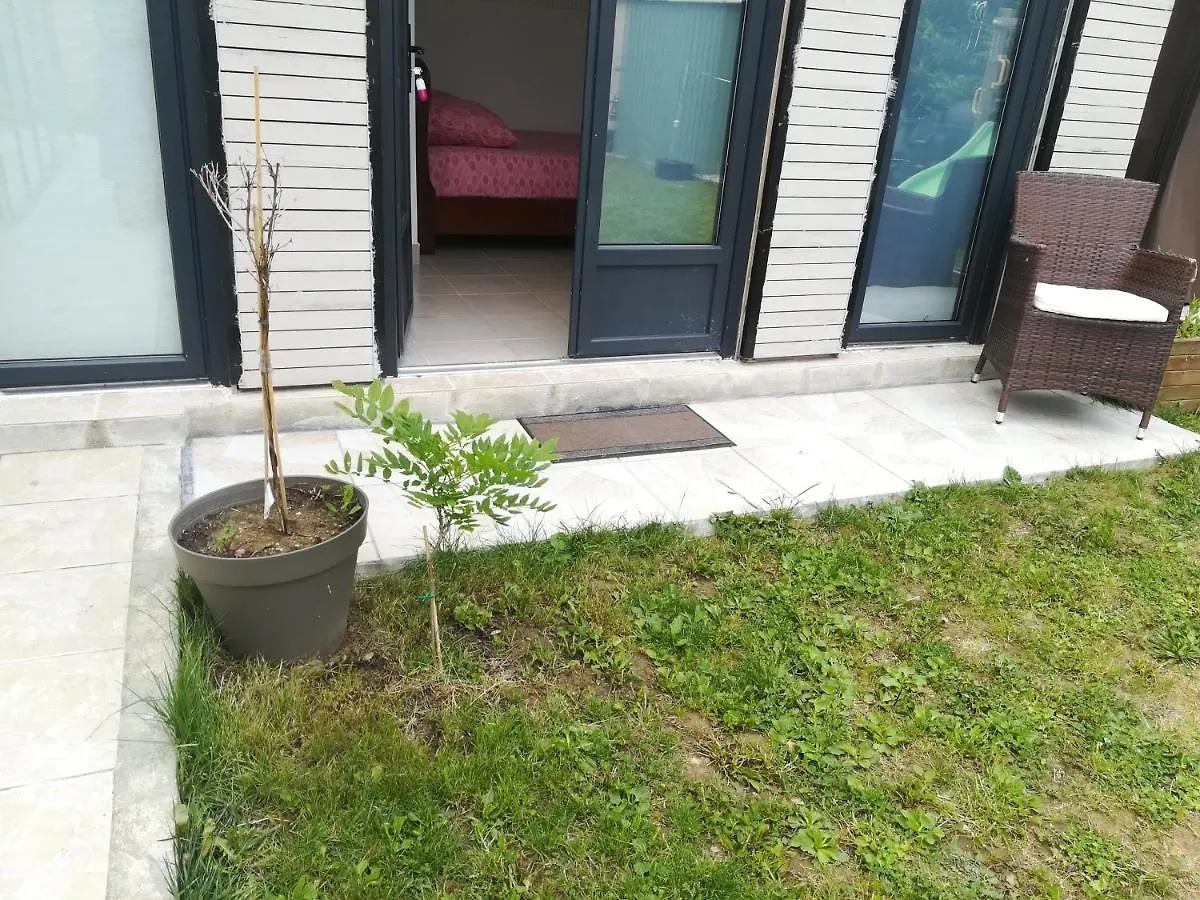 Studio Dépendance Maison, 5 MNT GARE&TRAM Vénissieux 0*,  France